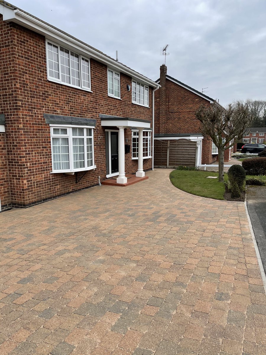 Block paving pressure washed and re-sanded ✅