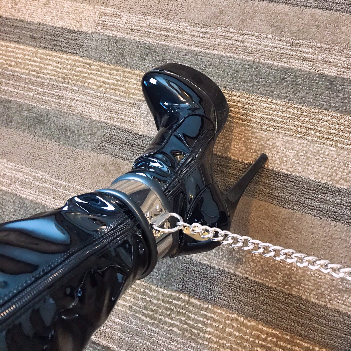 zdhb_latex's tweet photo. 我的脚被封印了
#高跟 #过膝靴 #脚镣 #束缚 #漆皮 #HighHeelBoot #AnkleCuff #MetalBondage https://t.co/p6NFLm8s55