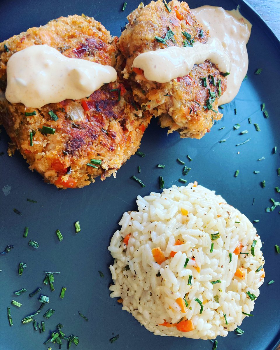 Lee_Cheeks's tweet photo. Sunday Lunch - Fresh Salmon Patties w/ a Homemade Remoulade Sauce & Rice. #salmon #salmonpatties #lees421 #leesrubs https://t.co/CiEHOCH5O9