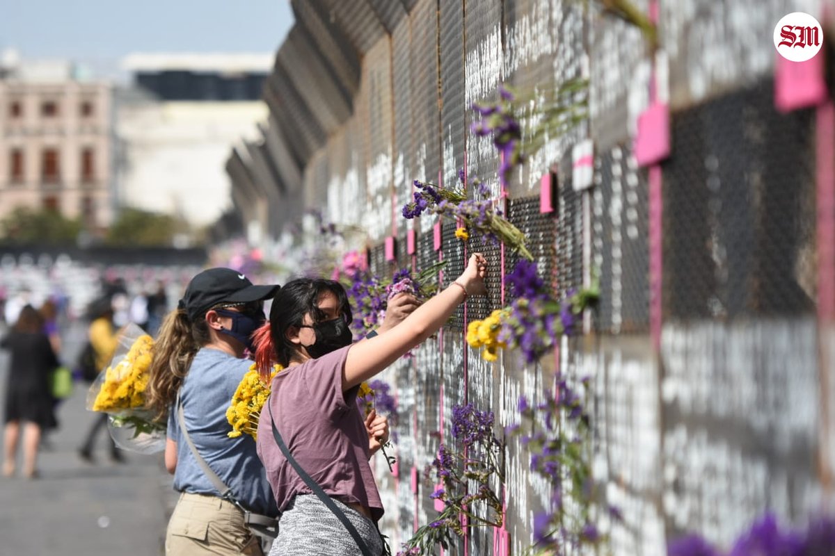#8M2021 | El muro se llena de flores 🌸🌼

Mujeres crean memorial para las víctimas de feminicidio en la valla metálica que cubre #PalacioNacional bit.ly/307h6BE 

📸 #Fotos: <a href="/GaleanaDanielo/">Danielo Galeana</a>