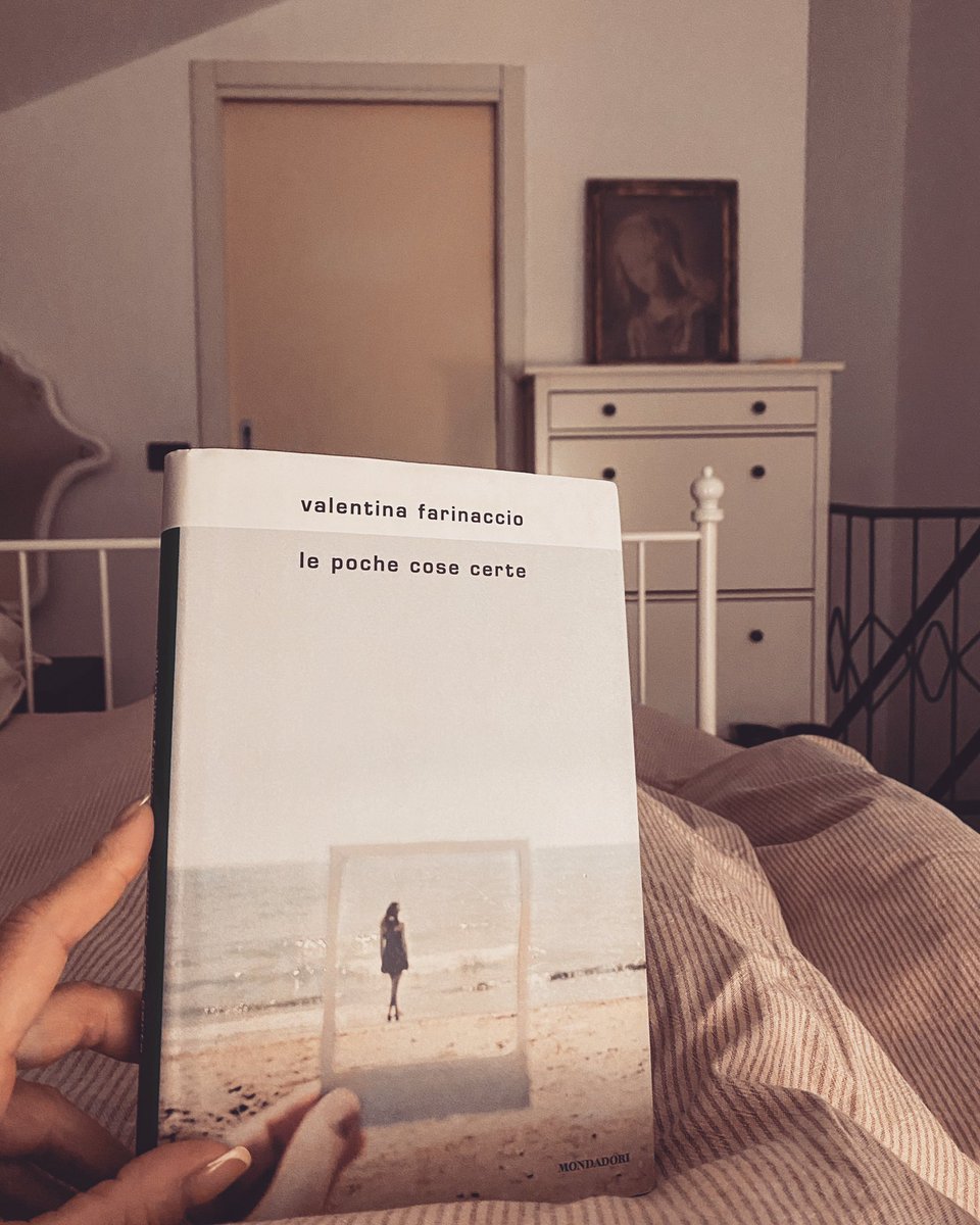 Perché dobbiamo correre il rischio di essere felici, anche se tutto da un momento all’altro potrebbe affondare. Perché nulla è certo, nella vita. Solo una cosa: “che tra un’isola e l’altra c’è sempre il mare”. <a href="/ValeFarinaccio/">Valentina Farinaccio</a>  #lepochecosecerte  #letturebuone