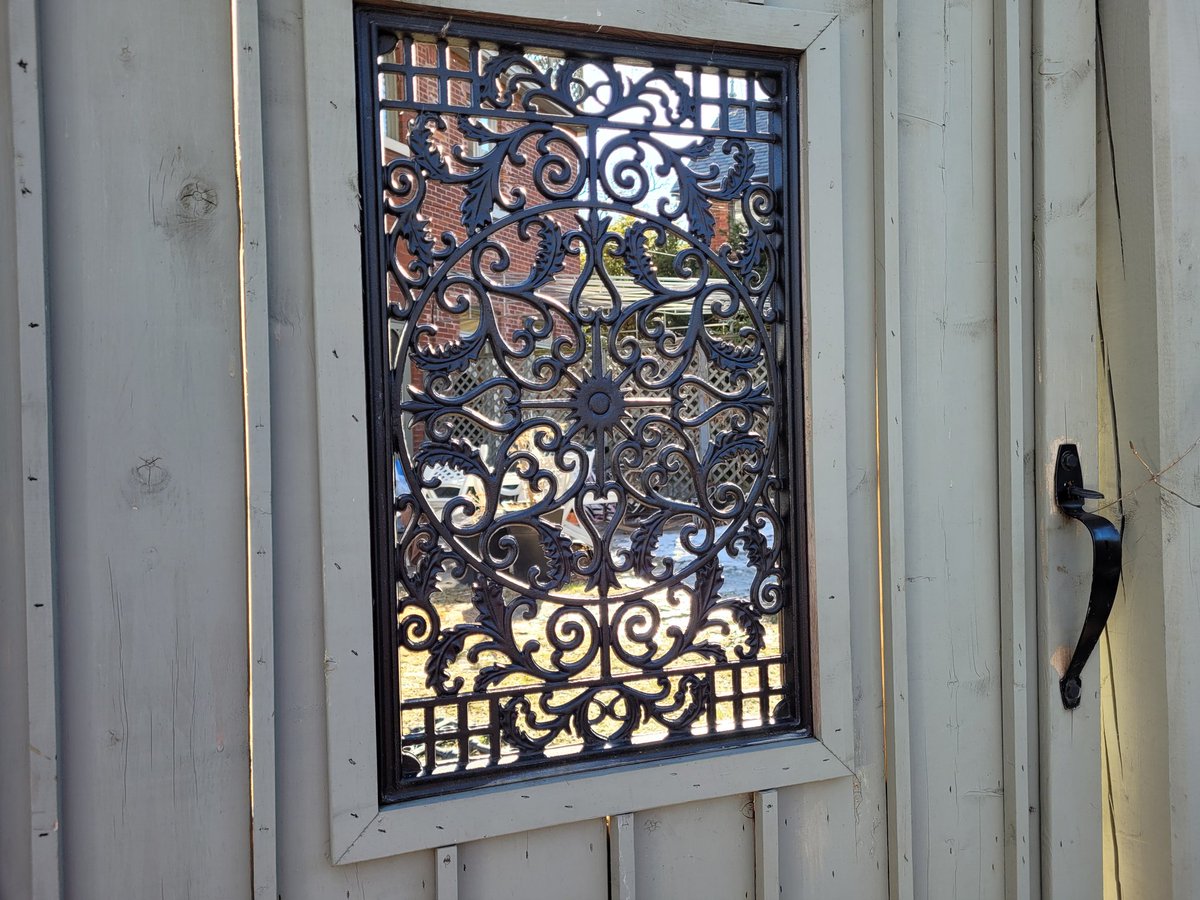 MoveBravely's tweet photo. Which do you prefer? Up close with wrought iron. #Cabbagetown #seenwhilewalking #movebravely #realtorlife https://t.co/ZNtsj4Cau6