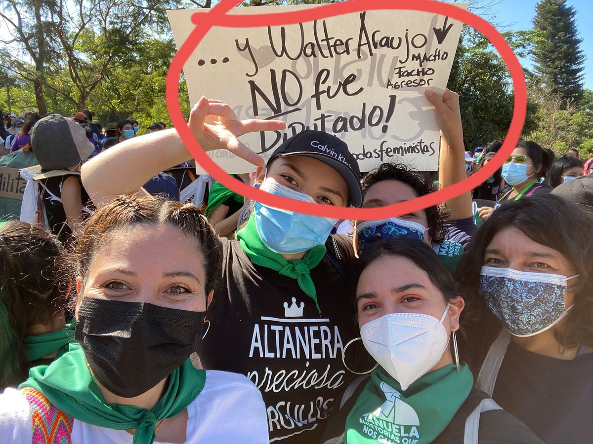 LayoLayo18's tweet photo. @MrElegantesv La vertoxica   quiere usar el biscocho para sacar adelante el pais y miren como dise la camisa de la pandillera que le acompaña que Altanera preciosa y pandillera https://t.co/jznjMYecOg