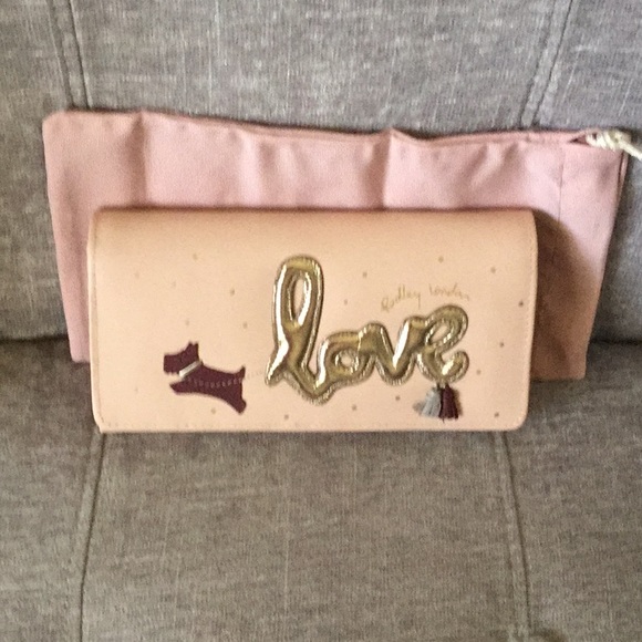 mid_ms's tweet image. So good I had to share! Check out all the items I&apos;m loving on @Poshmarkapp from @SlRosamaria #poshmark #fashion #style #shopmycloset #radleylondon #michaelkors #coach: posh.mk/FOixSp6vreb