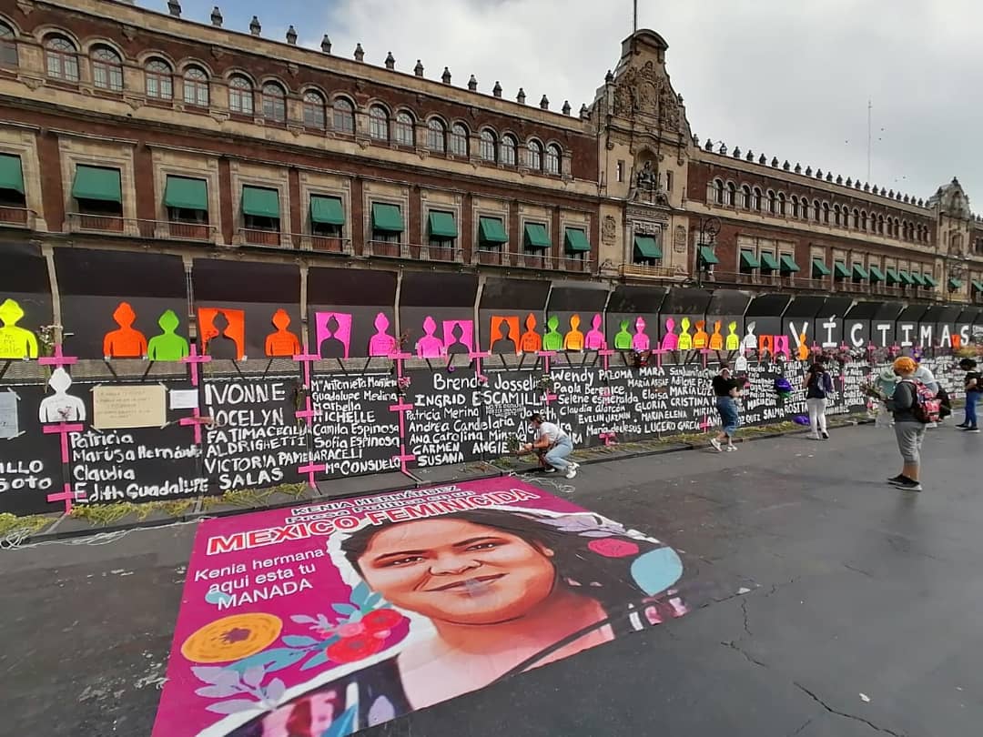 PublimetroMX's tweet image. #FOTOS En protesta por la colocación de vallas frente al #PalacioNacional, previo a las manifestaciones el #8M por el #DíaInternacionalDeLaMujer, nombraron a las víctimas de  #feminicidio con fotos y flores 

📷 Nicolás Corte @Nickorte | Publimetro Mexico