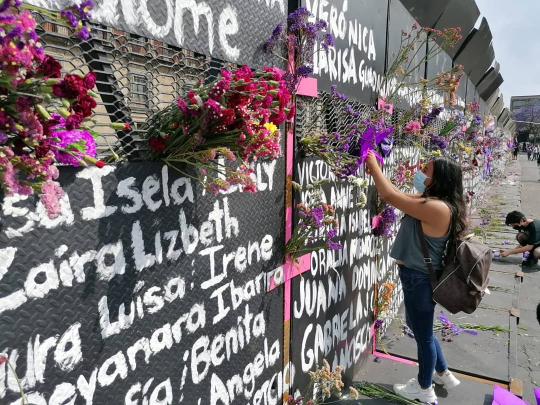 PublimetroMX's tweet image. #FOTOS En protesta por la colocación de vallas frente al #PalacioNacional, previo a las manifestaciones el #8M por el #DíaInternacionalDeLaMujer, nombraron a las víctimas de  #feminicidio con fotos y flores 

📷 Nicolás Corte @Nickorte | Publimetro Mexico