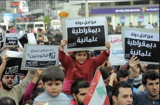 ArabSpringToday's tweet photo. ردد المحتجون هتاف "ثورة ثورة وين ما كان، هلأ دورك يا #لبنان" بالإضافة إلى الشعار الذي تردد في دول عربية أخرى: "الشعب يريد إسقاط النظام"، في إشارة إلى نظام المحاصصة الطائفية الحاكم منذ نهاية الحرب الأهلية. https://t.co/XT37KDzv1t
