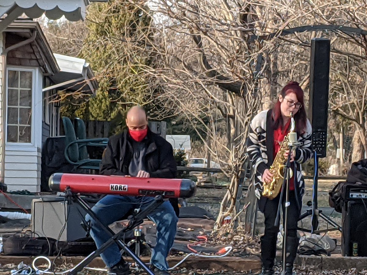 MFTonWQRT's tweet photo. #SundayService #LiveMusic #Outdoors #RockyRipple #CharlieBallantine to the rescue! #ListenLocal #IndianaMusic https://t.co/hJRQPeoVeN
