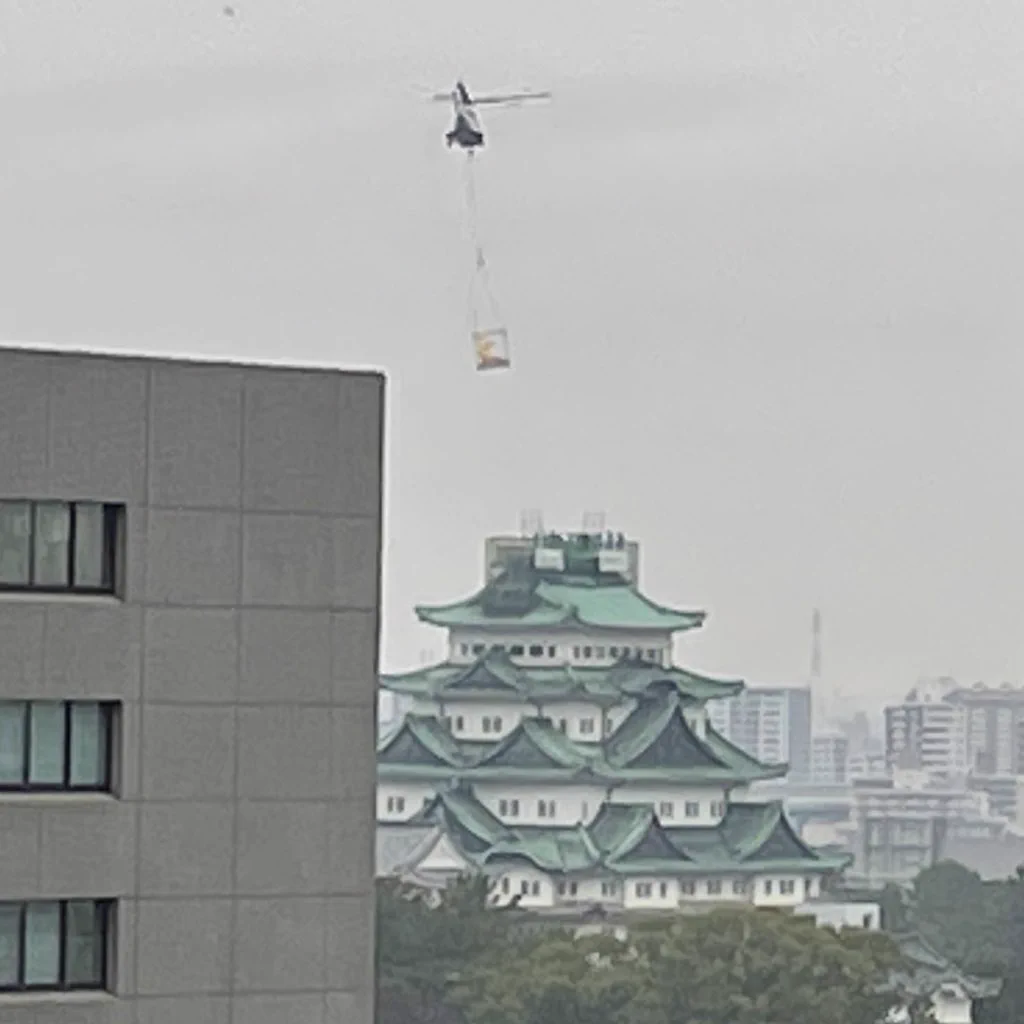 衝撃な場面を目撃！？名古屋城の金のシャチホコが取られた！宙を舞うシャチホコがシュールすぎる！！