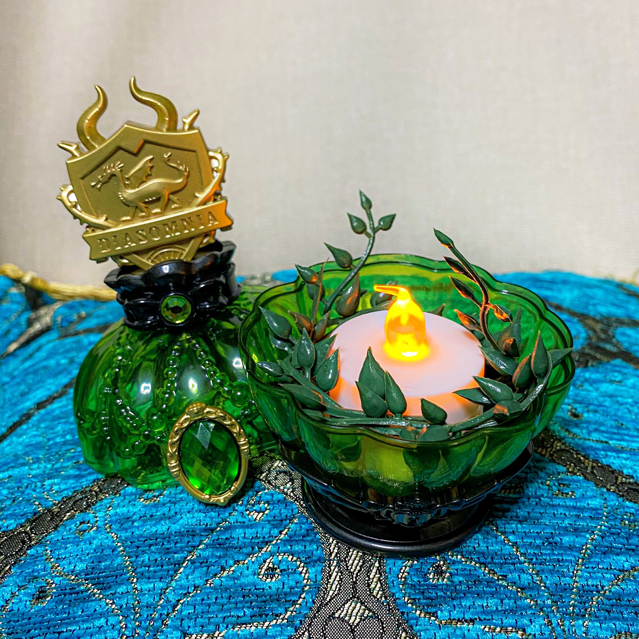 にゃいん ツイステ キャンディポット ディアソムニアはキャンドルの周りを茨が囲んでるイメージに ライトつけるとシルエットが浮かんでいい感じ セリアの造花コーナーにあったグリーンネックレス 一番尖ってて茨感あった と センサ付きキャンドル にゃいん ツイステ キャンディポット ディアソムニアはキャンドルの周りを茨が囲んでるイメージに ライトつけるとシルエットが浮かんでいい感じ セリアの造花コーナーにあったグリーンネックレス 一番尖ってて茨感あった と センサ付きキャンドル