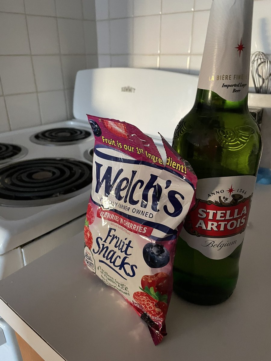 Taylor_madeKT's tweet photo. Amazing Sunday, the epitome of healthy living! Walked .67 miles today to go to the bodega and get some #healthylifestyle essentials. Stay #blessed y’all https://t.co/CmRndKFHUG