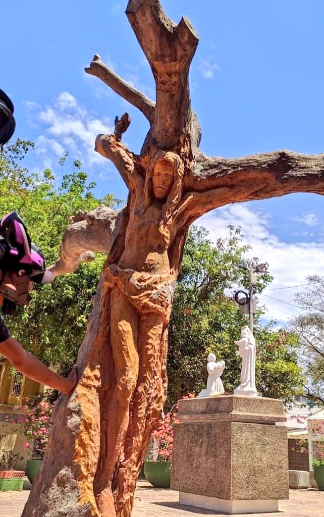 MLLACOUTURE's tweet photo. Un habitante de calle de Valledupar, esculpió un arbol de almendro seco, ubicado en el parque de las madres, y vean el espectáculo de obra de arte que le ha regalado a la ciudad. https://t.co/sTOyVR7e0W