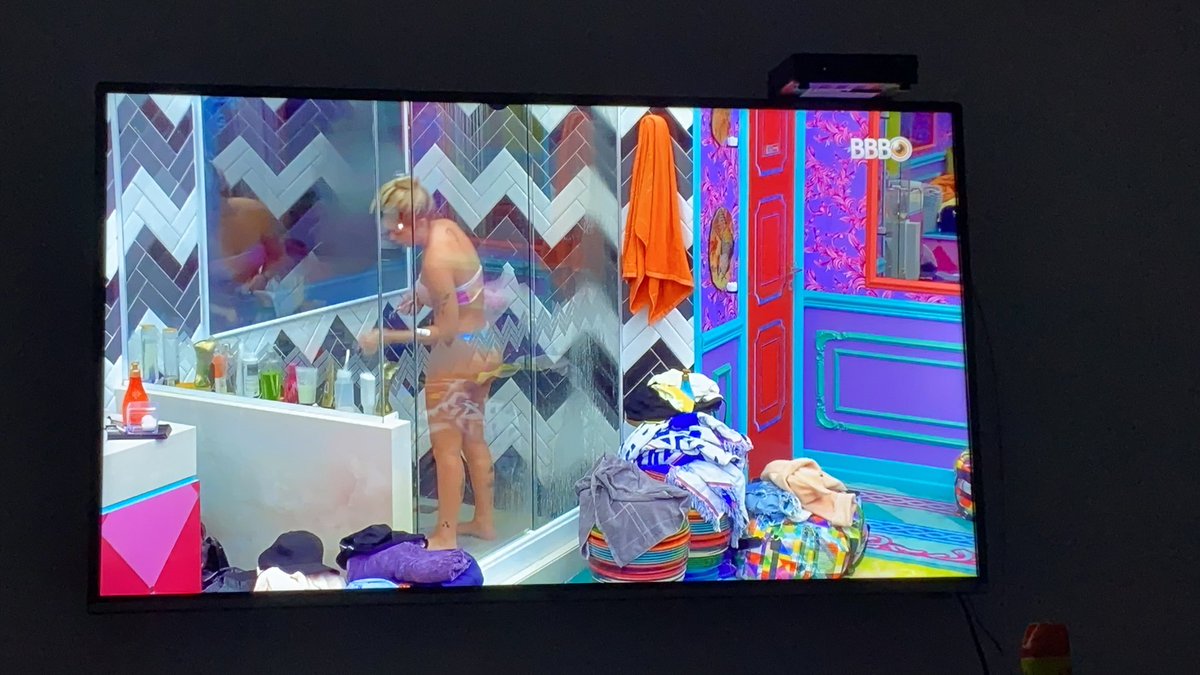 flaviolinista's tweet photo. Pela primeira vez tô vendo a @viihtube tomar banho no #BBB21. Cena rara que mesmo quem fica no PPV o dia todo, vê apenas uma única vez kkkkkkkkkkkk #BBB #bbb21aovivo #bbbaovivo #bbbppv https://t.co/OGoKDrIC8S