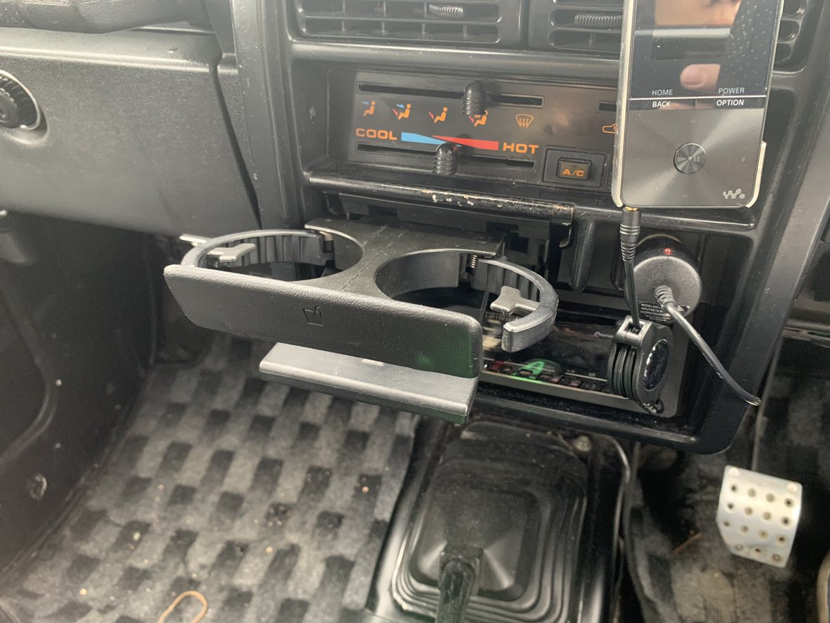 Kei Twitterissa 新装備 適当にハンドルカバーで補修した本物ナルディ君とデュアルドリンクホルダー