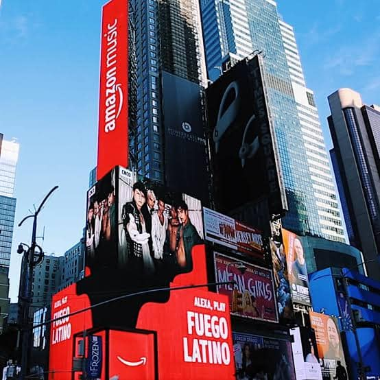 VLE95Z's tweet photo. X: El mundo no gira al rededor de CNCO"
El mundo: 🌎📌 https://t.co/dBSLf0CZKx