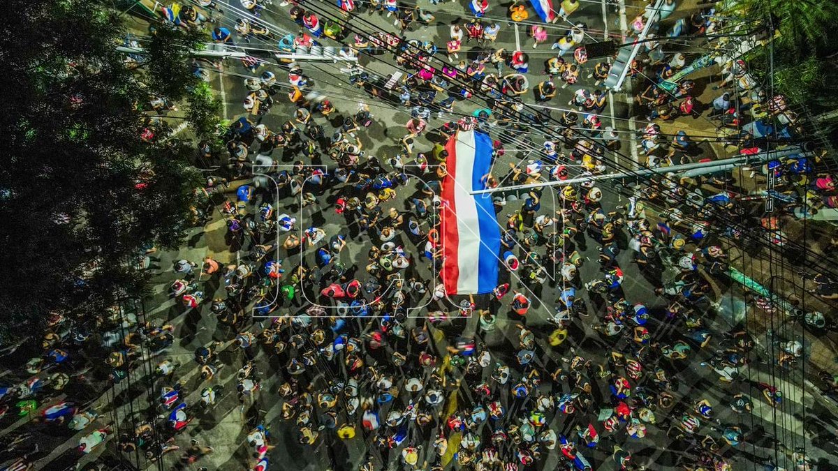 hoypy's tweet photo. #Ahora | Las fotos de Carlos Juri del punto de encuentro de la tercera noche de manifestaciones en Asunción, por vacunas anti COVID-19 y medicamentos  #EstoyParaElMarzoParaguay2021 | Vía La Nación https://t.co/Lbf4EyXGgJ