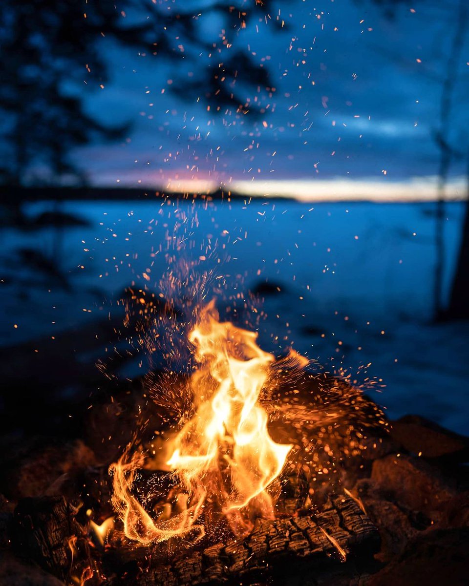 Enjoying the last hours of the weekend... ⛰️🔥

📸: @ezkilsson 

📍 Vastmanlands Lan, Sweden

#sacompany #sateam #sanation #adventure #outdoors #travel #fall #landscape #colors #nature #happy #hiking #mountains #lake #camping #campfire #outdoorslife