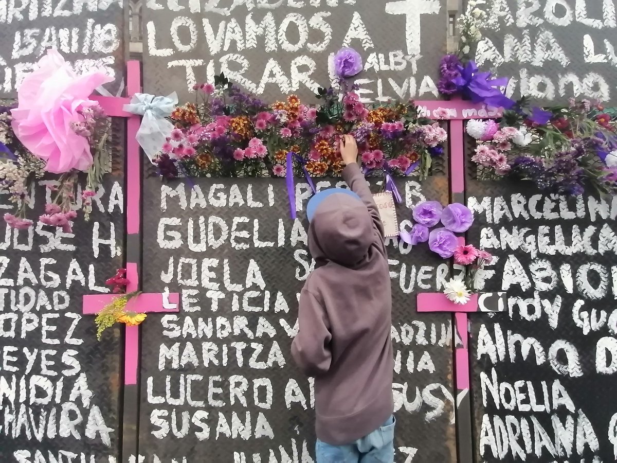 adrianaesthela's tweet photo. #México
Son 3 mil 300 los nombres de mujeres víctimas de feminicidio sue se han pintado en las vallas. Pero hay más, de quienes han venido en forma espontánea a nombrar a sus ausentes. La gente sigue llegando a colocar flores, cruces, veladoras, letreros https://t.co/Bmk4gIt5Yq