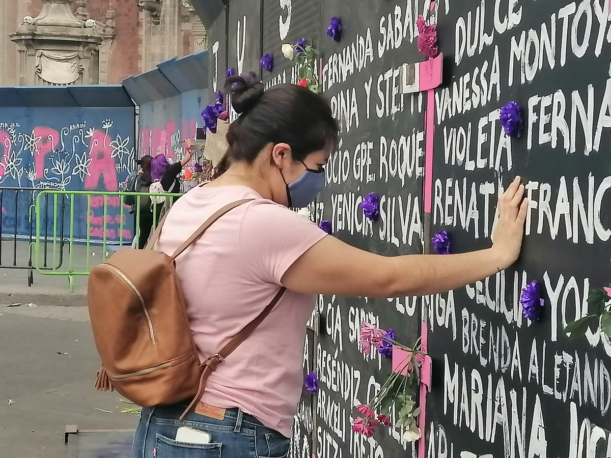adrianaesthela's tweet photo. #México
Son 3 mil 300 los nombres de mujeres víctimas de feminicidio sue se han pintado en las vallas. Pero hay más, de quienes han venido en forma espontánea a nombrar a sus ausentes. La gente sigue llegando a colocar flores, cruces, veladoras, letreros https://t.co/Bmk4gIt5Yq