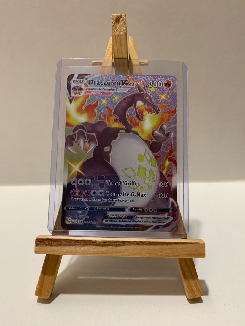 Ulxsse's tweet image. Bonjour à tous,
Je vends ce Dracaufeu shiny VMAX. D'un état proche du 10/10 de PCA, car aucun défaut. ( voir photo ). Je le met au prix de 320€, pour plus de détails mes DM sont ouvert.

RT et FAV apprécié. 🤝