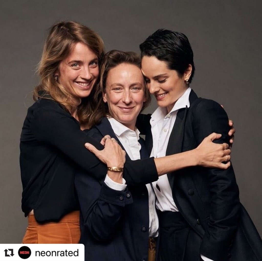 portraitmoviejp's tweet image. 本日は #国際女性デー
 
＃燃ゆる女の肖像　はキャスト・スタッフほぼ全員が女性のことについてシアマ監督は

「全てにおいて対等な関係を描きたかったので、意図的にそうしました。障害や抑圧ではなく、女性が秘めている可能性、喜び、親密性を描きたいと思ったのです」
と語っています💐