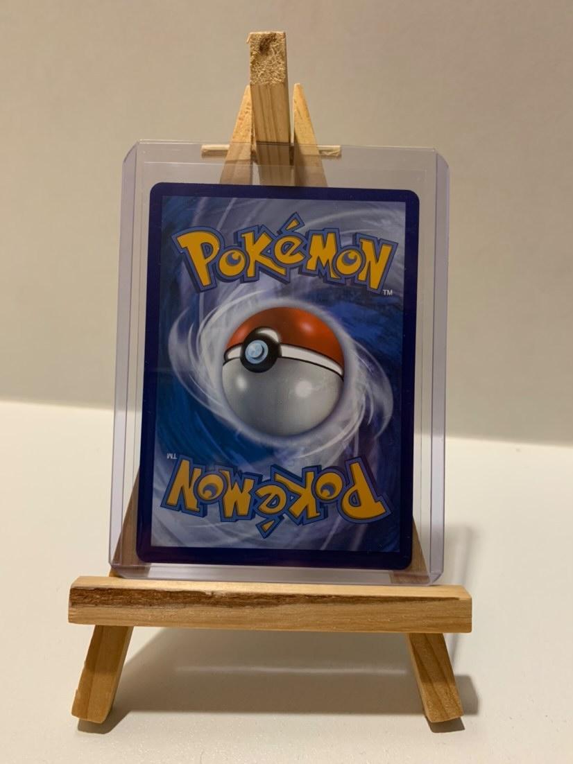 Ulxsse's tweet image. Bonjour à tous,
Je vends ce Dracaufeu shiny VMAX. D'un état proche du 10/10 de PCA, car aucun défaut. ( voir photo ). Je le met au prix de 320€, pour plus de détails mes DM sont ouvert.

RT et FAV apprécié. 🤝