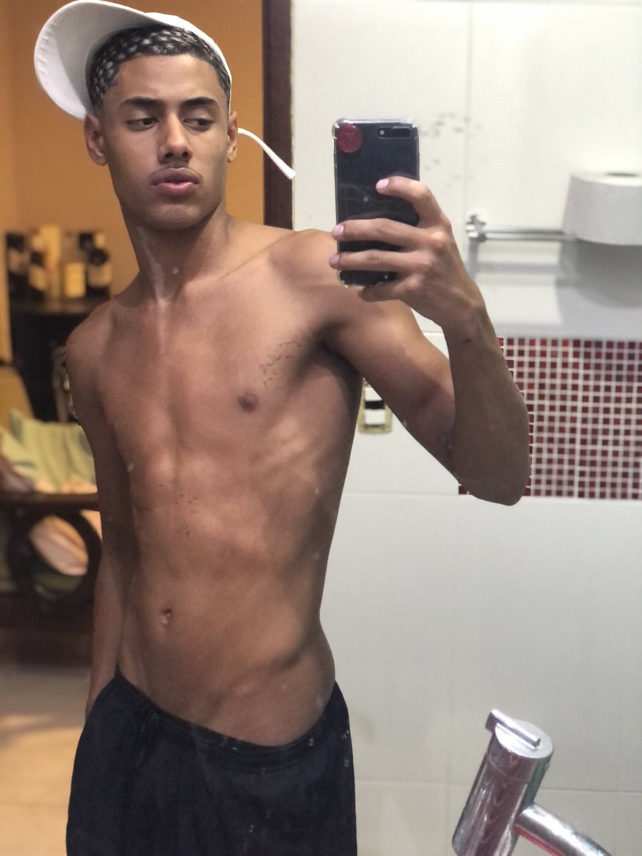 m_vini02's tweet photo. Perdoa o espelho sujo rs ❤️😅 https://t.co/217zqew1AU