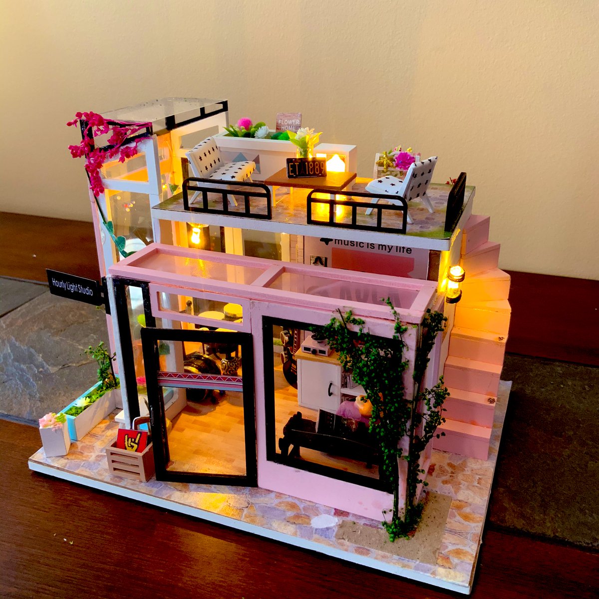 julianamarthasa's tweet photo. SO...this is what I’ve been up to recently (besides #science): building #miniature #tinyhomes :D my parents are architects and I grew up building #maquetes but nothing #sofisticated like these! Next: #tinyLabs to keep up with #SciArt https://t.co/XVtBfLbQNu