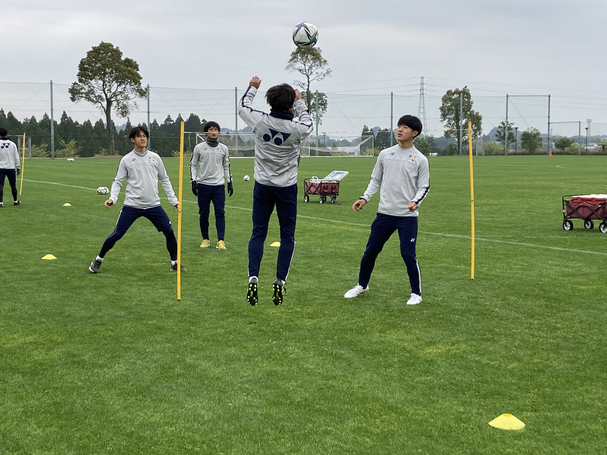 テゲバジャーロ宮崎 公式 3月14日の開幕に向けて 今日もトレーニング サッカーバレーで盛り上がっています テゲバ T Co Snsubm8qnj Twitter