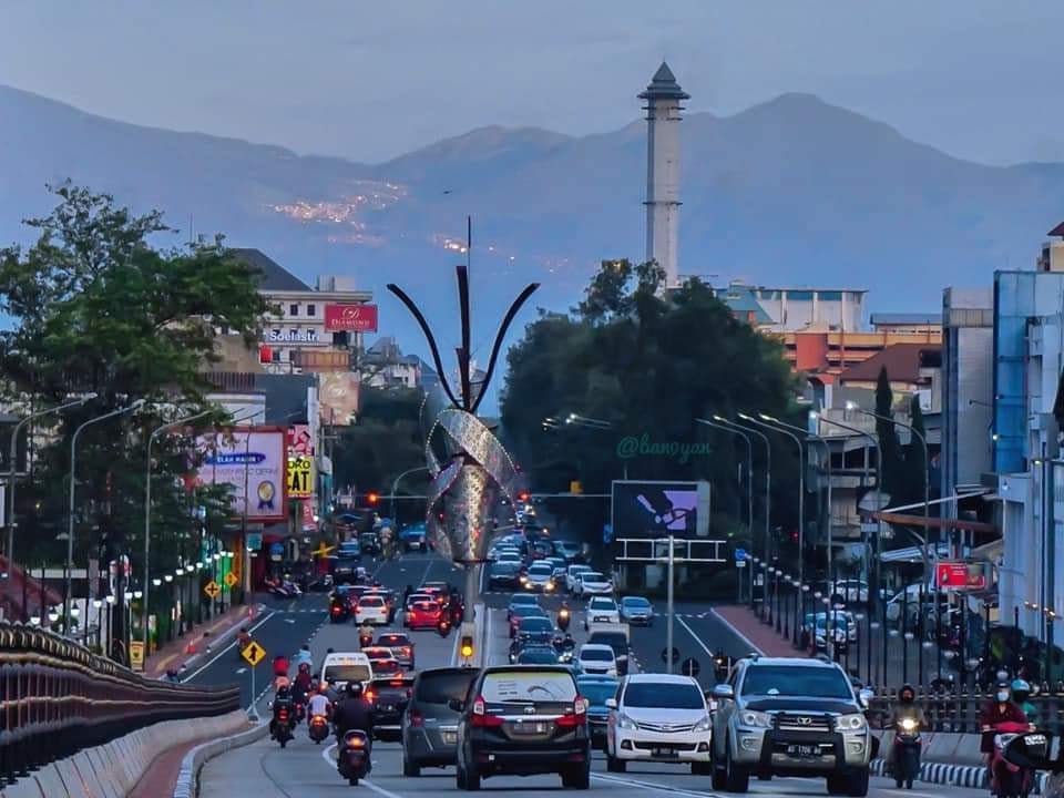 ndoetch's tweet photo. Ini di Kota Solo, bukan di Jakarta yaa..

Gunung Lawu terlihat sangat jelas. Foto diambil dari fly over Purwosari, bahkan lampu-lampu di lereng gunung lawu terlihat jelas. https://t.co/ZWhtSM6Xw7