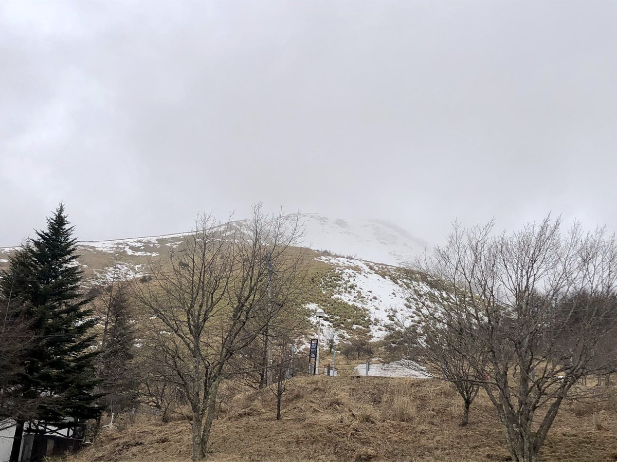 ごと 今シーズン滑走28日目 10時頃現地着 到着時0 今日は午前中は曇りで山頂もガスで見えませんでしたが 午後から陽が出てきました 雪質はシャーベット 日中の気温は高く すっかり春スキーの様相です 車山 車山高原skyparkスキー場 スノーボード