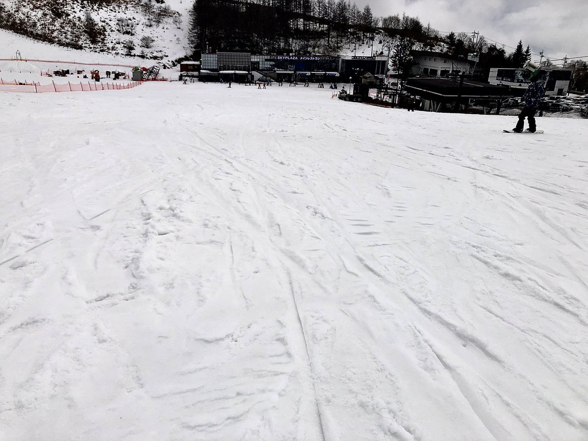 ごと 今シーズン滑走28日目 10時頃現地着 到着時0 今日は午前中は曇りで山頂もガスで見えませんでしたが 午後から陽が出てきました 雪質はシャーベット 日中の気温は高く すっかり春スキーの様相です 車山 車山高原skyparkスキー場 スノーボード