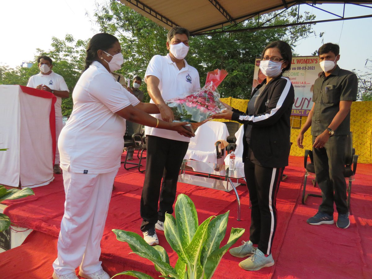 spvikarabad's tweet photo. అంతర్జాతీయ మహిళా దినోస్తవాన్ని పురస్కరించుకొని జిల్లా లోని యువతి యువకులను చైత్యనం పరచాలని  వికారాబాద్ జిల్లా ఎస్‌పి గారు 2K  పరుగు ను ఏర్పాటు చేసినారు.ఇట్టి కార్యక్రమానికి జిల్లా కలెక్టర్ శ్రీమతి పౌసుమి బసు గారు ముఖ్య అతిధి గా పాల్గొన్నారు.@TelanganaDGP
@TelanganaCOPs
 #WomensDay https://t.co/k9WQNihpBH