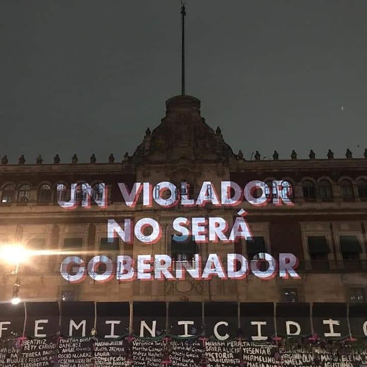 #Marcha8M 
Proyectan leyendas en Palacio Nacional