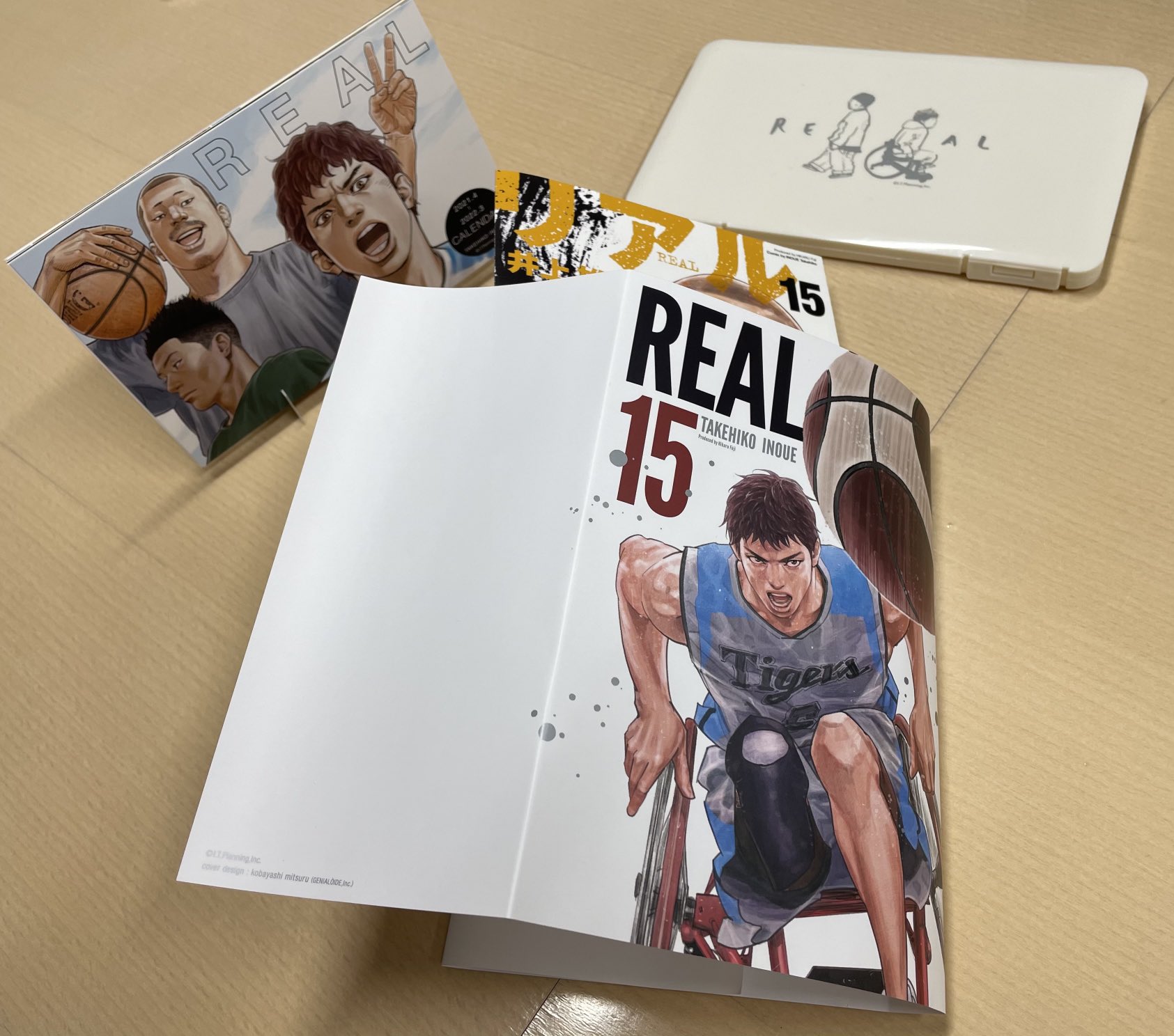井上雄彦 Inoue Takehiko リアル15巻の別バージョンカバーとマスクケース付きカレンダーはこんな感じです 当選者の皆様おめでとうございます T Co Z4p0ptnloj Twitter