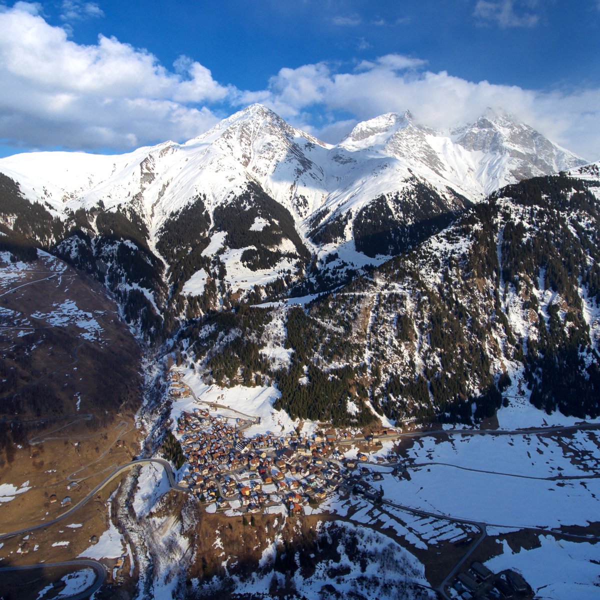 vivadisentis's tweet photo. Curaglia in der Val Medel im sonntäglichen Abendlicht... An den Südhängen hat die Sonne bereits ganze Arbeit geleistet... Frühling! @Graubunden @suedostschweiz @MySwitzerland_d @disentis @evasundin1 @SurselvaTourism #graubünden #valmedel #curaglia #frühling #pizmuraun #muraun https://t.co/MIVAbqpt91