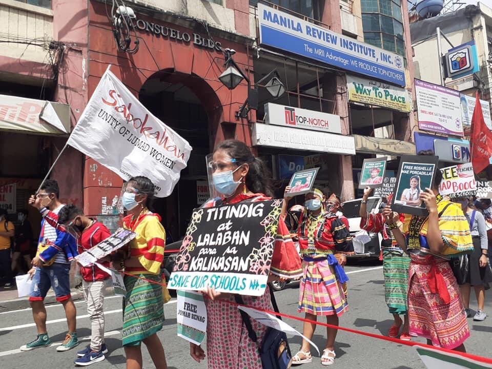 savelumadschool's tweet photo. TINGNAN: Ngayong pandaigdigang araw ng kababaihan ay nagmartsa ang mga kabataang Lumad kasama ang iba't ibang sektor patungong Mendiola upang isigaw ang mga lehitimong panawagan ng mga kababaihan at mamamayan. 

ABANTE, BABAE!

#FreeLumad26 
#IWD2021￼ 
#StopTheAttacks https://t.co/hArjqoffq7