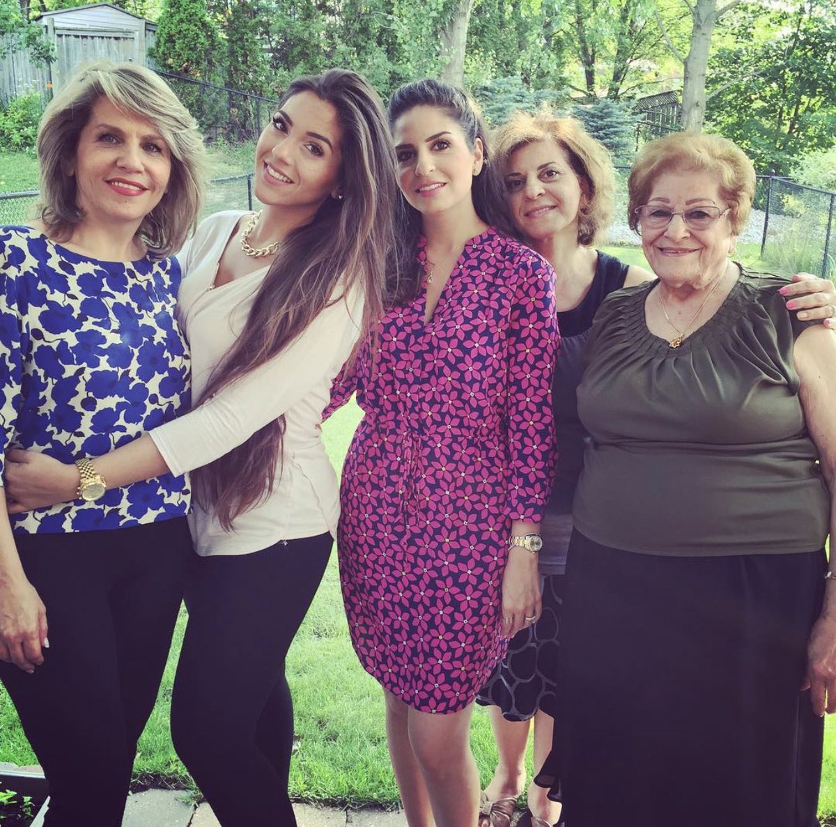 Happy international women’s day! To all the mama’s, single ladies, friends, and family, let’s continue to support each other and lean on each other to grow! 💪 #supportwomen