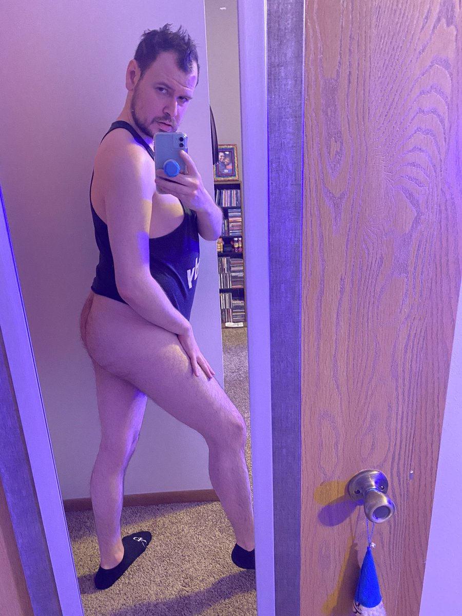 ColbyMitchell32's tweet photo. Giving you #sundaybumday late night vibes......or something like that 😉🍑😈😏🤤 #gaytwitter #cakes #jjmalibu #daddytank #woof #scruff https://t.co/ttYLnJ4D7Z