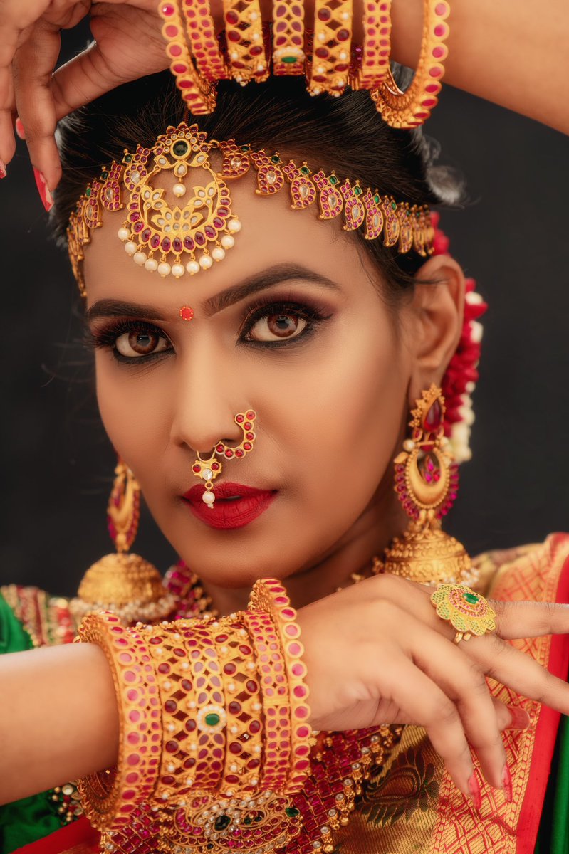 ArtistrySeldon's tweet photo. DM me for Bridal makeup and hair do : @seldonartistry 

In frame: @meera_mitun 
Clicks: @kiyoshotz @durgesh_nandhi 
Jewelleries: @chennai_jazz 
Costume: @hercollection_designer 
Saree Drapping: @styling_by_shasha 
Flowers: @chennai_florist 

#womensday https://t.co/v8KUhcriLT