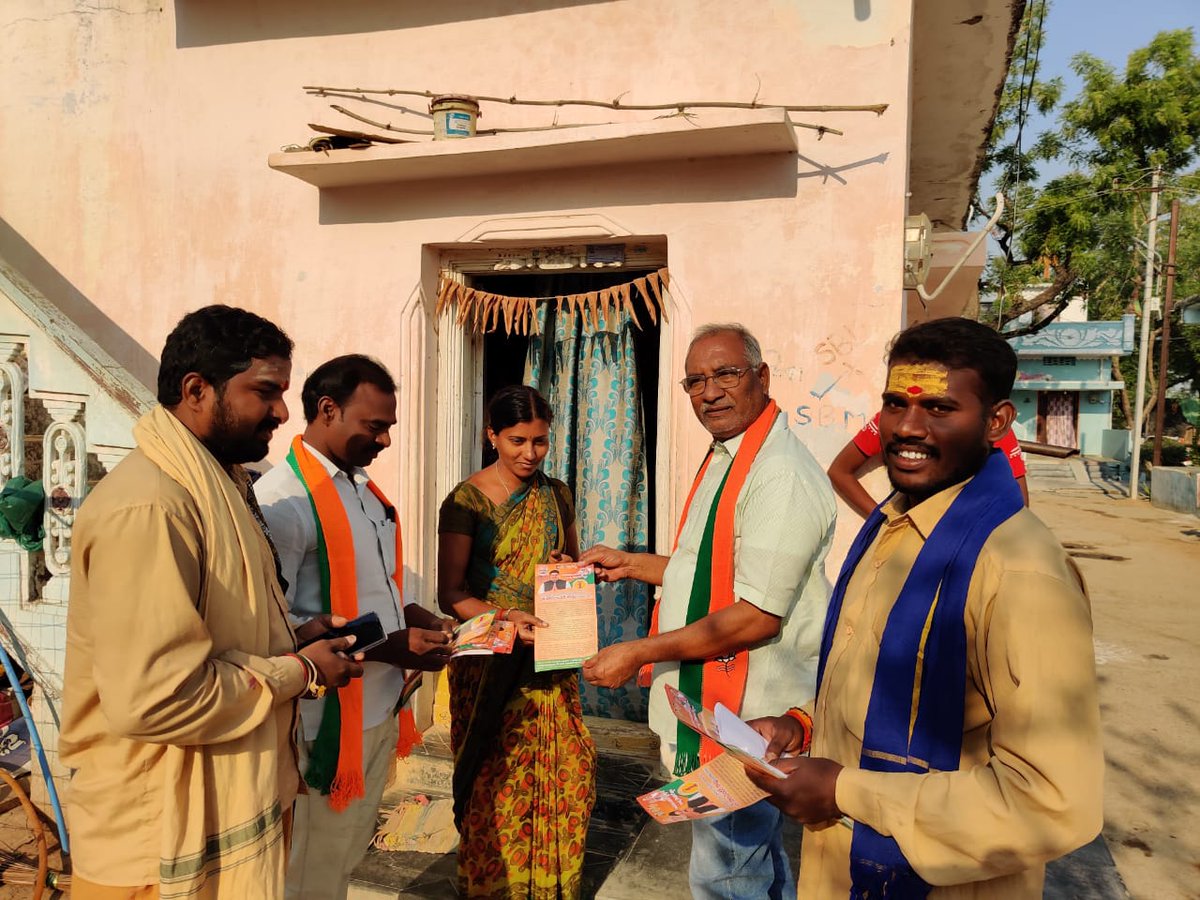 RajavardhanBJP's tweet photo. ఈరోజు ఉదయం 7గంటల నుండి వనపర్తి మండలం కడుకుంట్లగ్రామంలో ఇంటింటికి వెళ్లిగ్రాడ్యుయేట్ ఓటర్ లని కలిసి మా భారతీయ జనతా పార్టీ MLCఅభ్యర్థి రాంచందర్ రావుగారికి(S.L No-2)మొదటి ప్రాధాన్యత ఓటును ఎయ్యవలసిందిగా కురాం. https://t.co/8rzz9xYZMZ