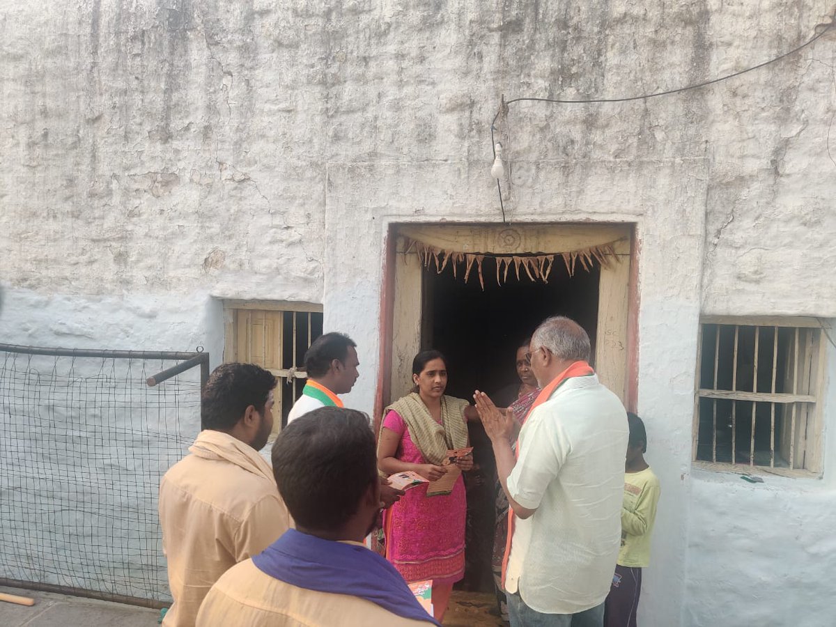 RajavardhanBJP's tweet photo. ఈరోజు ఉదయం 7గంటల నుండి వనపర్తి మండలం కడుకుంట్లగ్రామంలో ఇంటింటికి వెళ్లిగ్రాడ్యుయేట్ ఓటర్ లని కలిసి మా భారతీయ జనతా పార్టీ MLCఅభ్యర్థి రాంచందర్ రావుగారికి(S.L No-2)మొదటి ప్రాధాన్యత ఓటును ఎయ్యవలసిందిగా కురాం. https://t.co/8rzz9xYZMZ