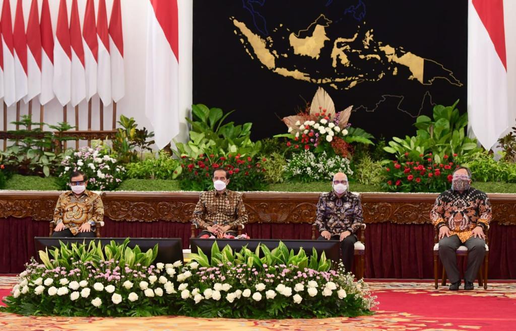 jokowi's tweet photo. Selama pandemi ini misalnya, akselerasi inovasi bisa kita lihat di bidang kesehatan seperti ventilator untuk perawatan pasien Covid-19 atau alat uji GeNose yang mulai digunakan di lokasi-lokasi padat interaksi. https://t.co/XClJC1lwmz