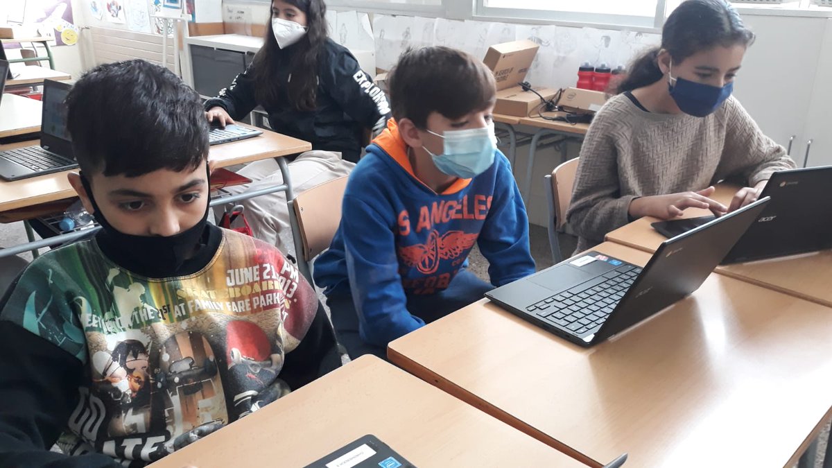 EscolaRocafonda's tweet image. A través dels tallers d'eines digitals fets per la @montseguiral i gràcies al suport del programa #POEFA, els alumnes desenvolupen tot un conjunt d'habilitats i coneixements indispensables per a intectuar amb normalitat en la societat actual.