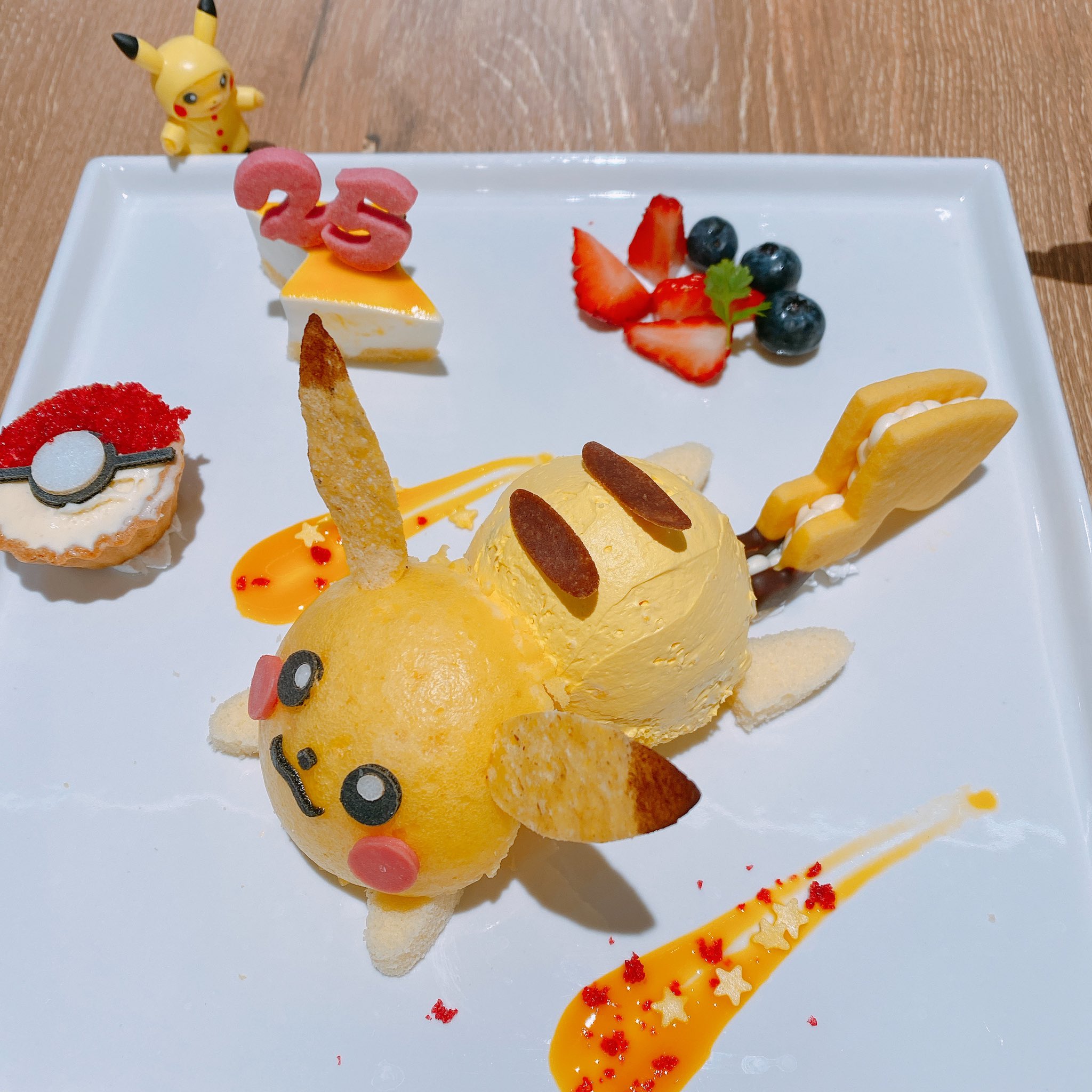 ぴかもっち ポケモンカフェで ピカチュウのでんこうせっか スイーツプレート食べてきた 周りのつぶつぶでお口開けてるバージョンも作ってみたw T Co Xrv0crdqol Twitter
