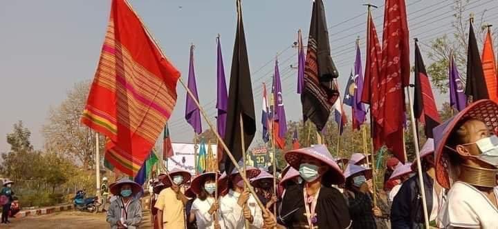maytoekhine's tweet image. Today Women of #Myanmar raised Htamein Flags with pride on the streets. We stand united against sexism against women and the Junta! All my respect to all brave women out there. Women power is not to be messed with. #InternationalWomensDay #WhatsHappeningInMyanmar