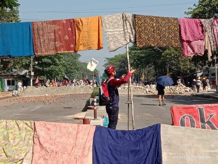 maytoekhine's tweet image. Today Women of #Myanmar raised Htamein Flags with pride on the streets. We stand united against sexism against women and the Junta! All my respect to all brave women out there. Women power is not to be messed with. #InternationalWomensDay #WhatsHappeningInMyanmar