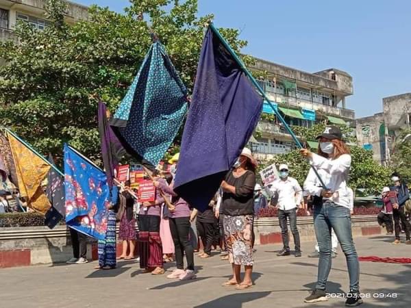 maytoekhine's tweet image. Today Women of #Myanmar raised Htamein Flags with pride on the streets. We stand united against sexism against women and the Junta! All my respect to all brave women out there. Women power is not to be messed with. #InternationalWomensDay #WhatsHappeningInMyanmar