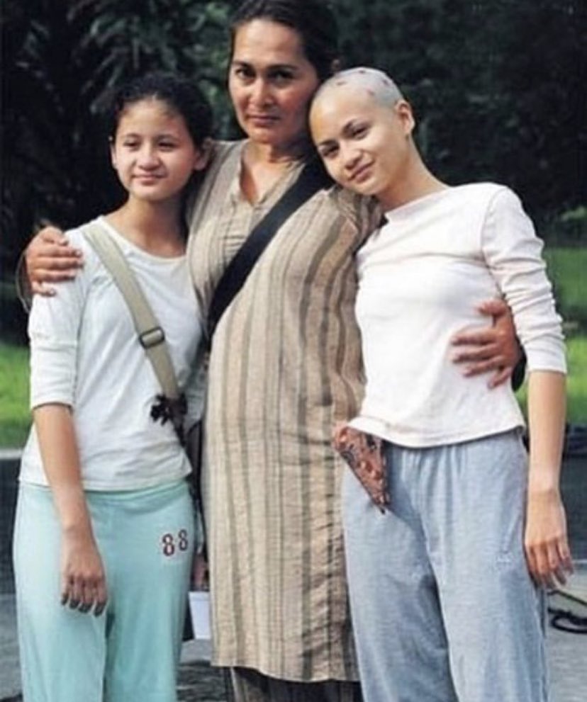 sharifahamani's tweet image. Here’s to strong women! May we know them, may we be them, may we raise them. Selamat Hari Kita!! 💃❤️💃