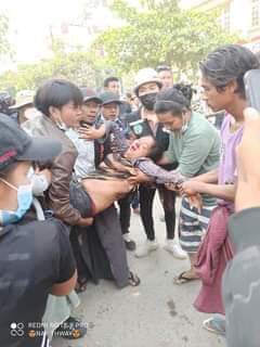 Sammy_MSW's tweet photo. Happening in Mandalay; Soldiers’ vehicle hit civilians’ motorbike. Three are serious bodily injured n heard one woman is in emergency stage.
TW//Blood and violence
STOP SIEGE
#Mar8Coup
#WhatsHappeningInMyanmar https://t.co/eQ98uRTyGE